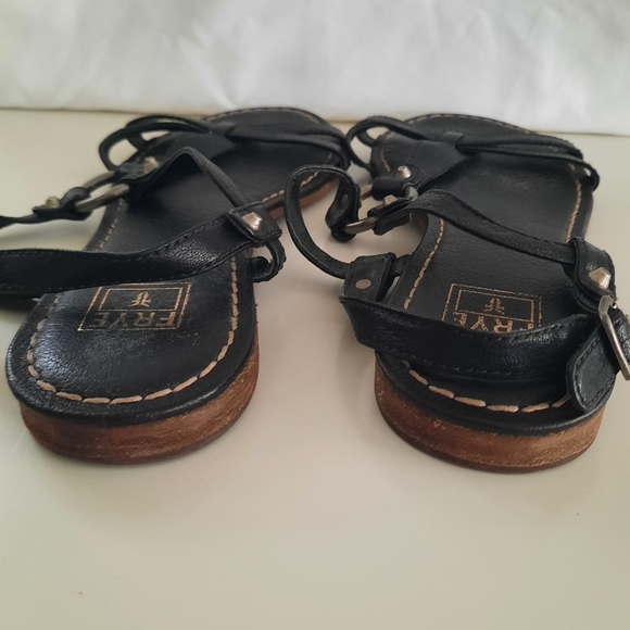 Frye Carson Ring Sling Black Leather T Strap Sandals Studded Details Womens 9M - Picture 4 of 15
